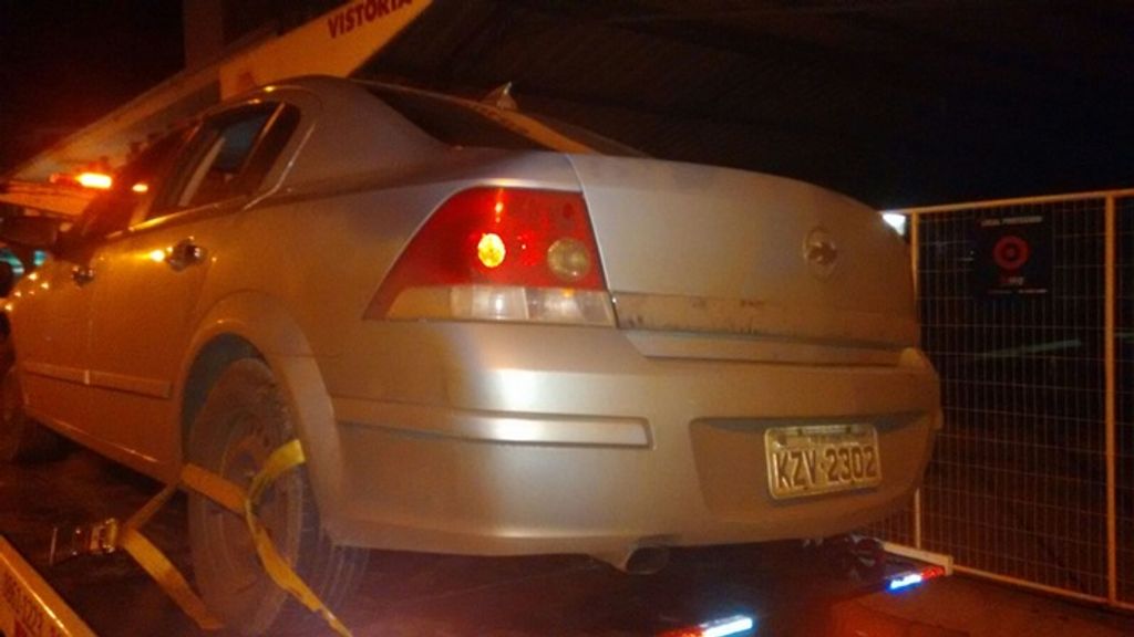 PM prende motorista bêbado que estava com drogas e mais de R$ 9 mil no carro