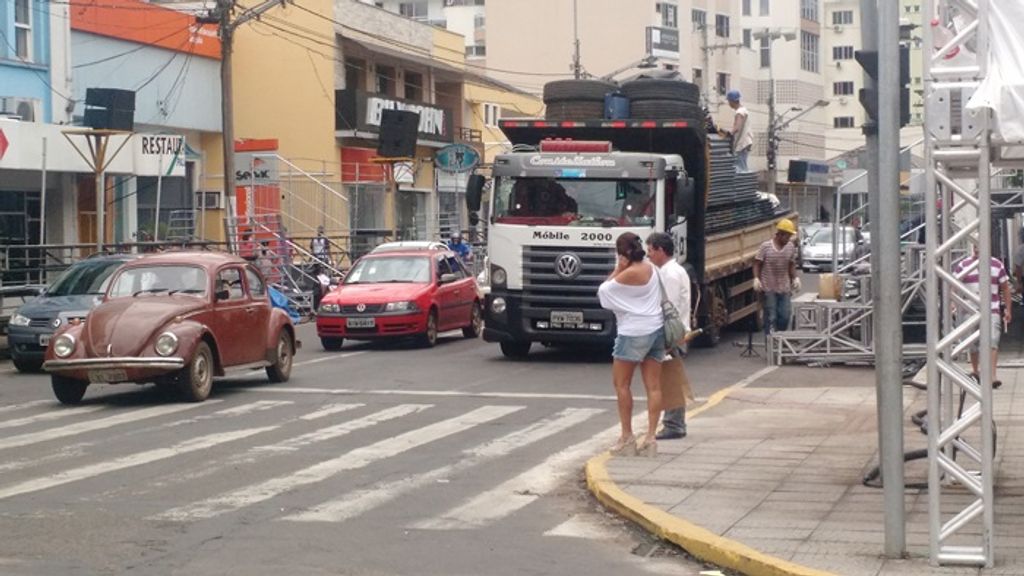 Caminhões trancam pista da XV para montagem das estruturas do carnaval