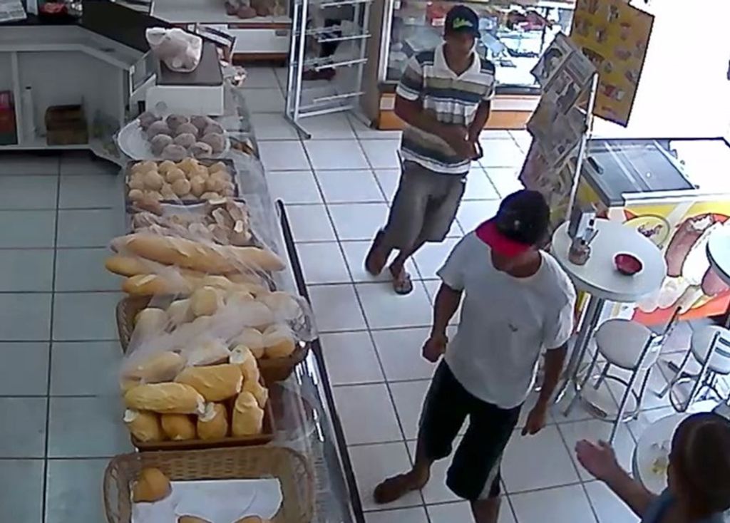 Assista – Dupla armada com facas assalta padaria em Herval