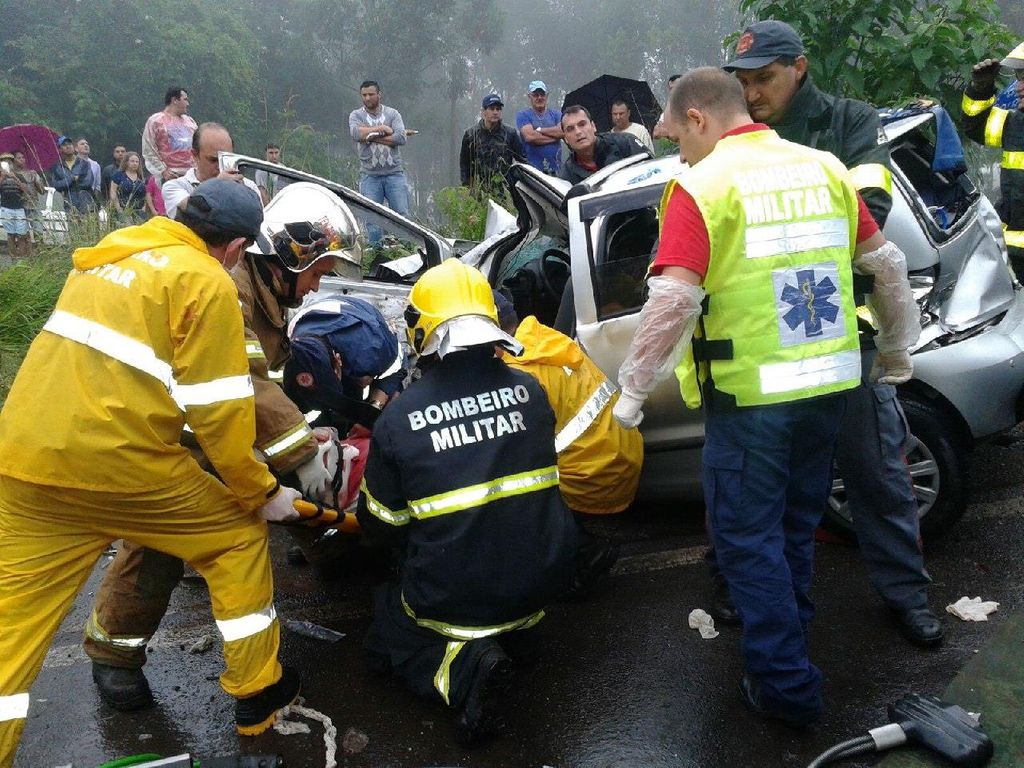 Grave acidente na BR-282 bloqueia a rodovia e deixa cinco feridos no Oeste