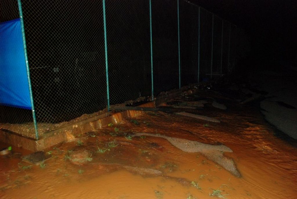 Cheia do Rio Limeira obriga famílias a deixarem as casas em Luzerna