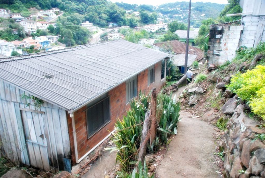 Deslizamento de terra ameaça famílias do bairro Santa Tereza e moradores deixam suas casas