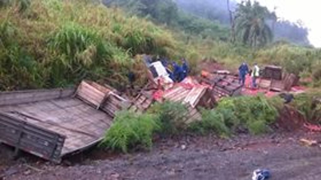 Caminhão carregado de maçãs sai pista e motorista fica preso às ferragens em Videira