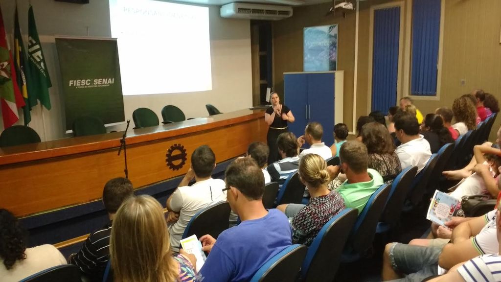Promotora da Vara da Infância e Juventude de Joaçaba participa de encontros nas unidades do SENAI
