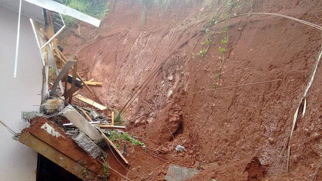 Demoronamento de terra atinge Casa no bairro Estação Luzerna