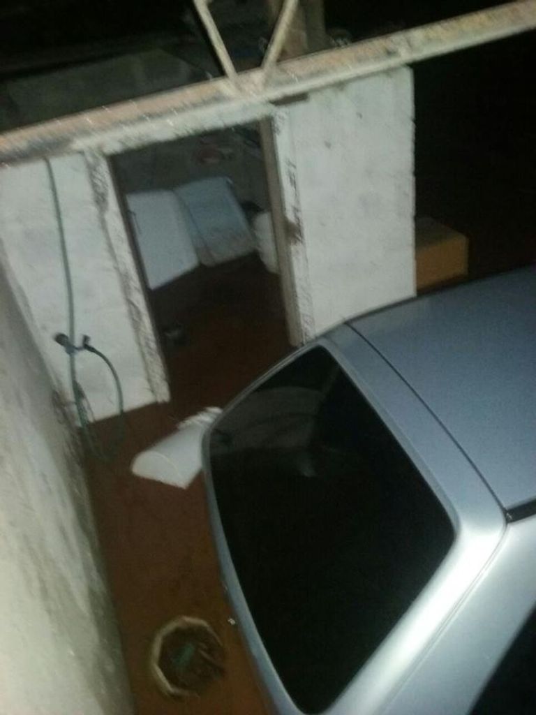 Enxurrada atinge garagem e danifica três veículos