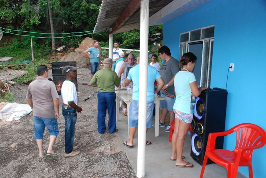 Exemplo de Solidariedade! Amigos constroem casa para casal de idosos