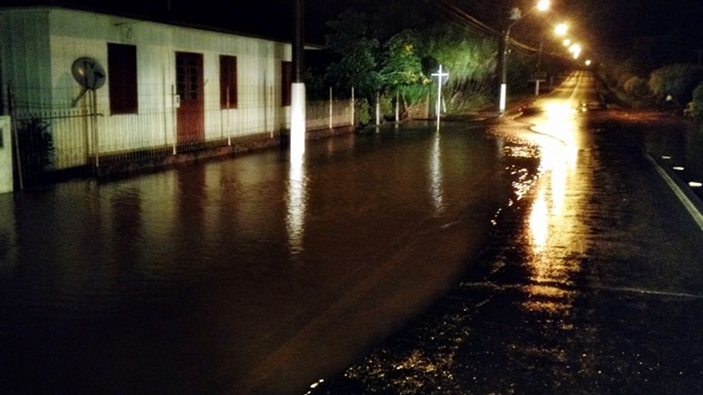Enxurrada invade casas na Caetano Branco e deixa ambulância do Samu ilhada