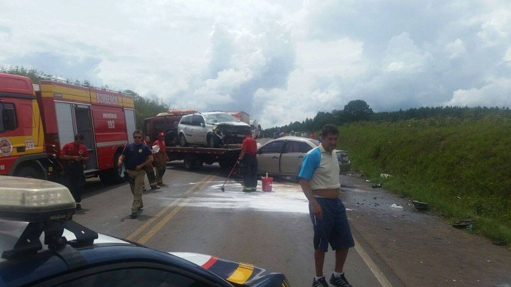 Colisão na BR 282 deixa quatro pessoas feridas