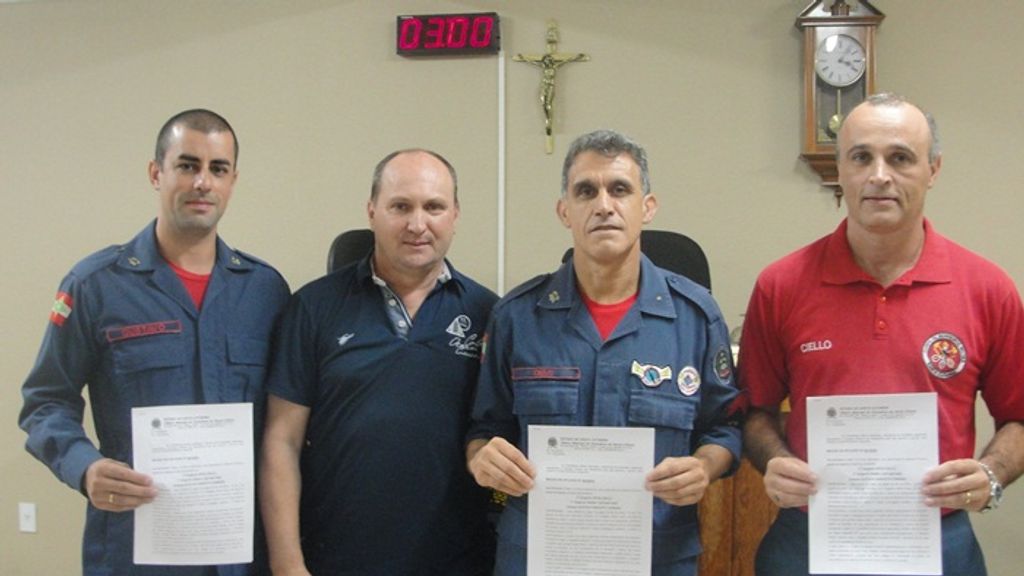 Bombeiros que resgataram mulher que se jogou  da ponte são homenageados