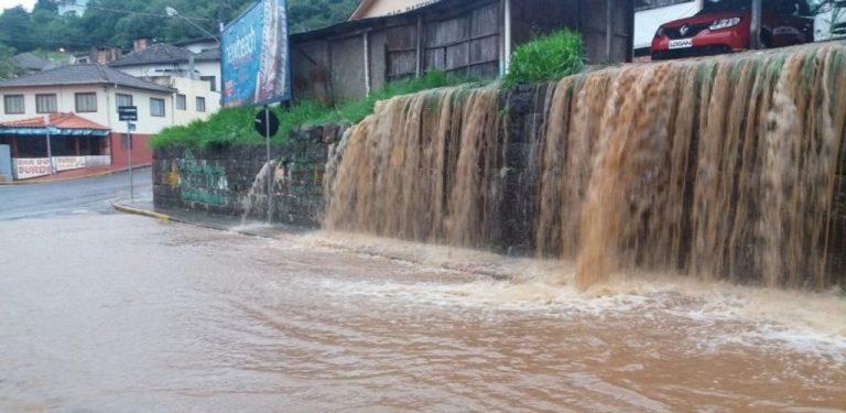 Chuva torrencial causa pontos de alagamento no centro de Capinzal