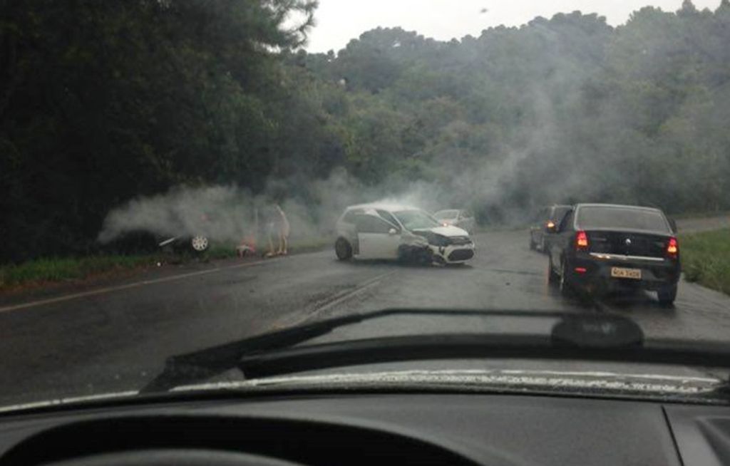 Acidente envolve três veículos na BR-282 em Vargem Bonita