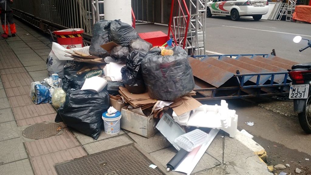 Lixo acumulado passa péssima imagem na área central de Joaçaba