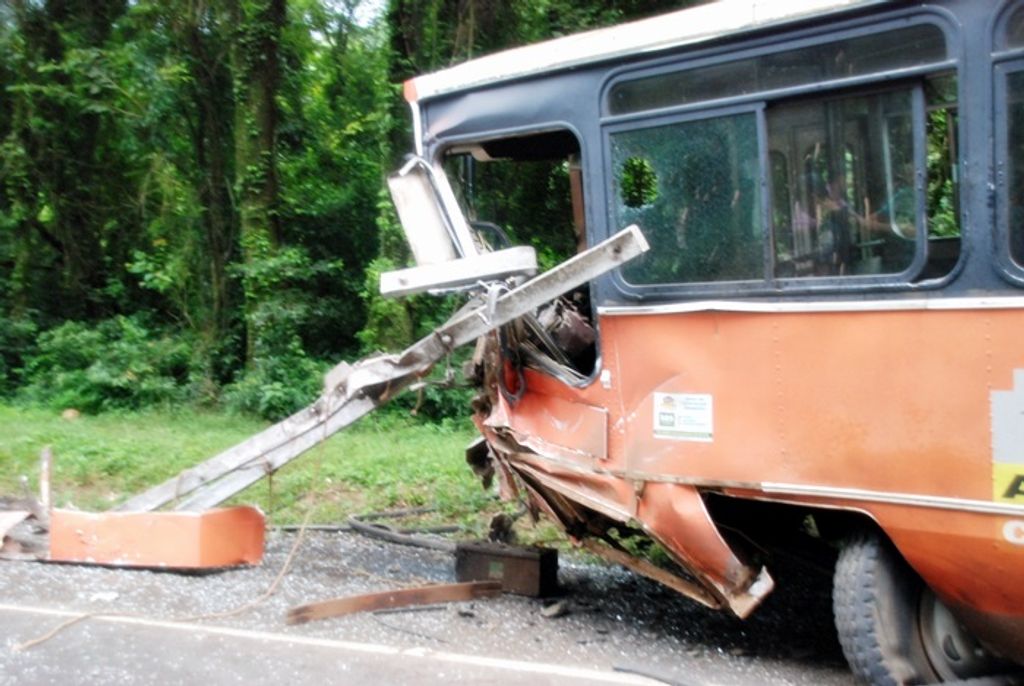 Acidente entre veículo de passeio e ônibus mata uma pessoa e deixa ao menos um ferido grave