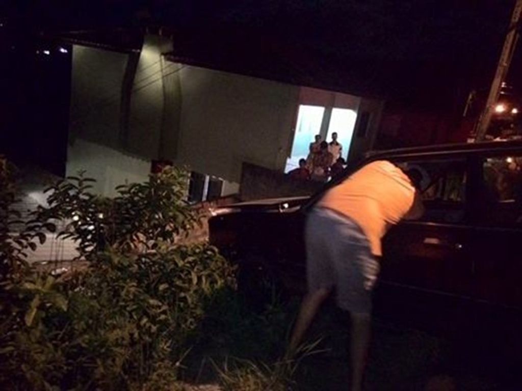 Carro cai em cima de uma casa em Herval d’ Oeste