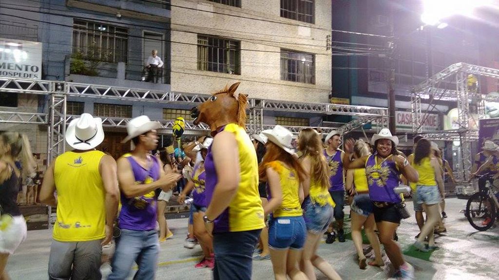 Desfile de blocos acontece, mas é prejudicado pela chuva