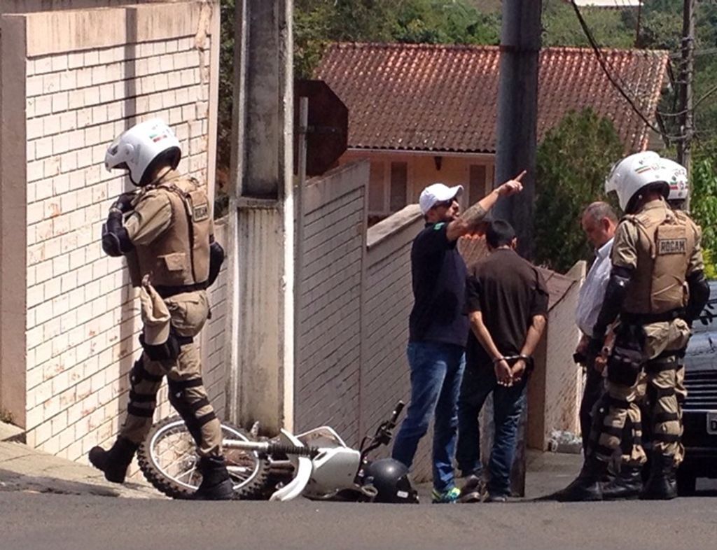 Jovens “empinam” suas motocicletas e são supreendidos pelo delegado regional