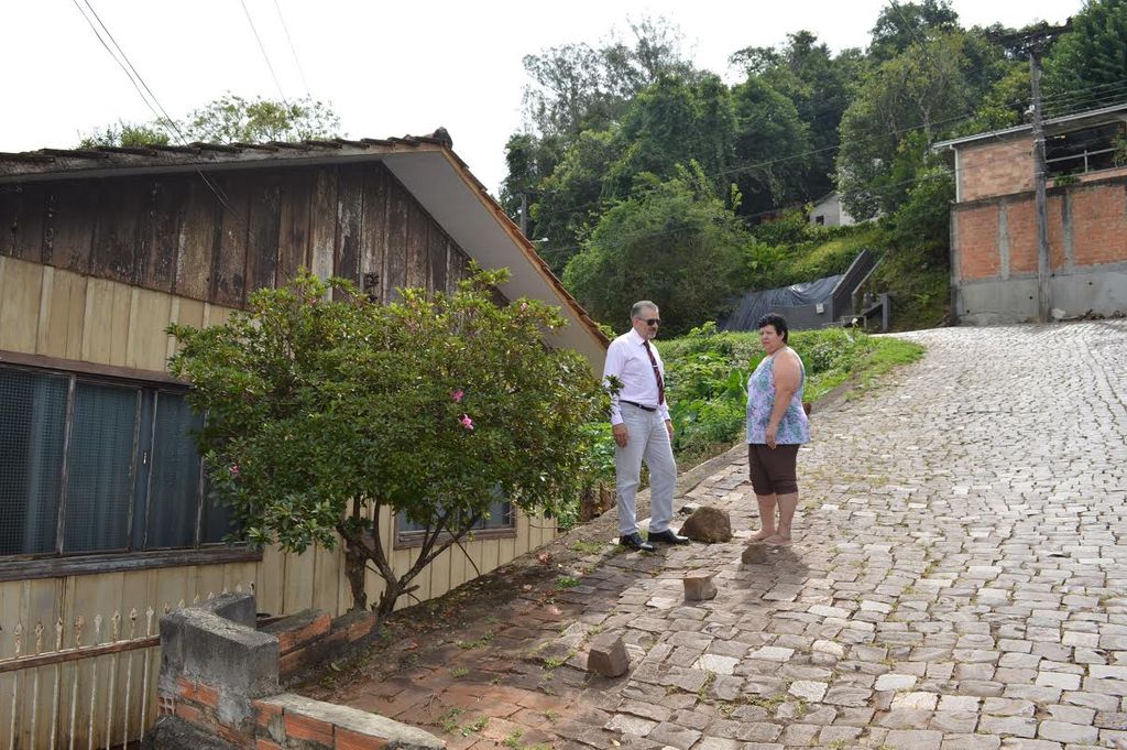 Após acidente e reclamação de moradora, proteção será instalada em rua