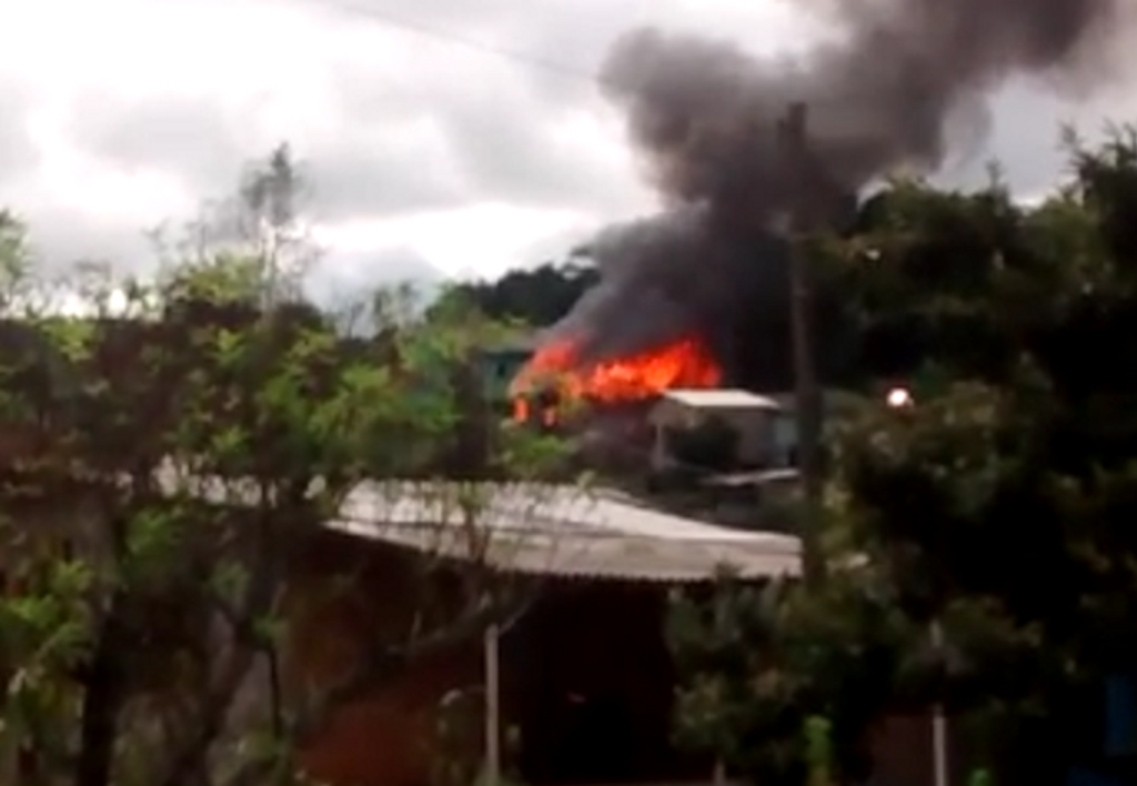Homem é morto e suposto autor do crime tem casa incendiada em Caçador