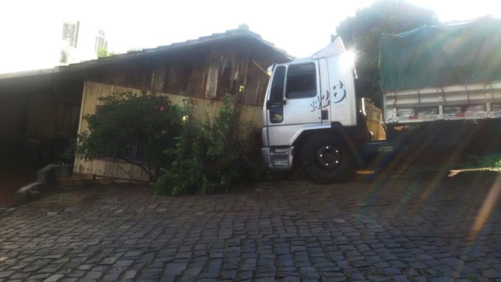 Caminhão atinge casa no Bairro Frei Bruno e moradora denuncia o perigo no local