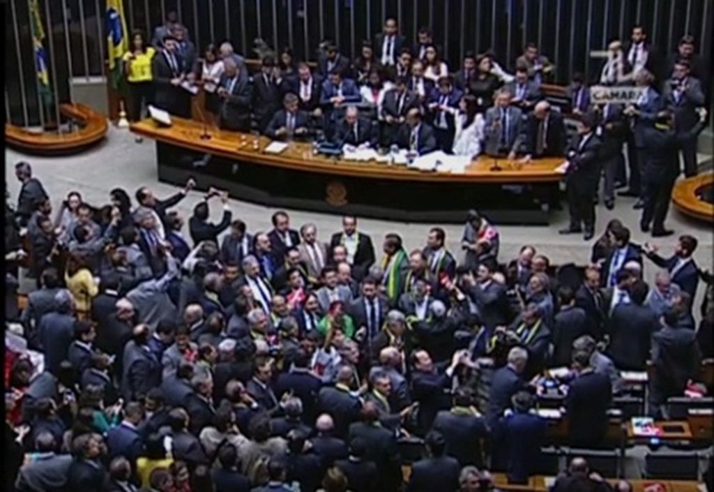 Câmara elege membros de comissão que analisará impeachment de Dilma