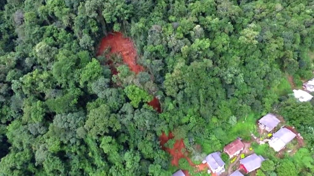 Imagens de drone mostram a extensão do deslizamento de terra no Santa Tereza