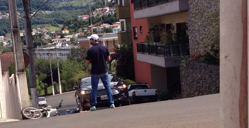 Jovens “empinam” suas motocicletas e são supreendidos pelo delegado regional