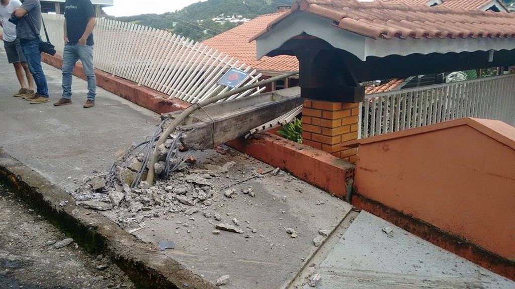 Motorista perde o controle da direção bate e derruba poste em Joaçaba