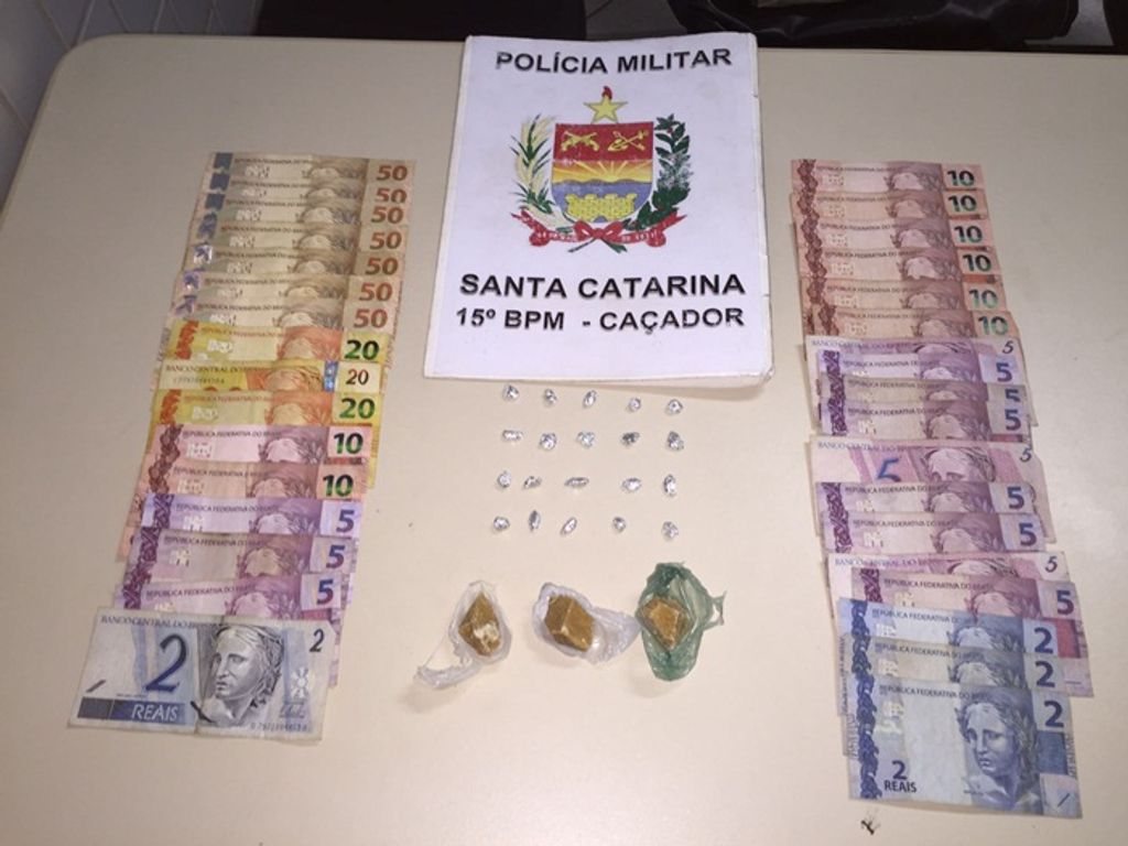 PM apreende 23 pedras de crack em Caçador