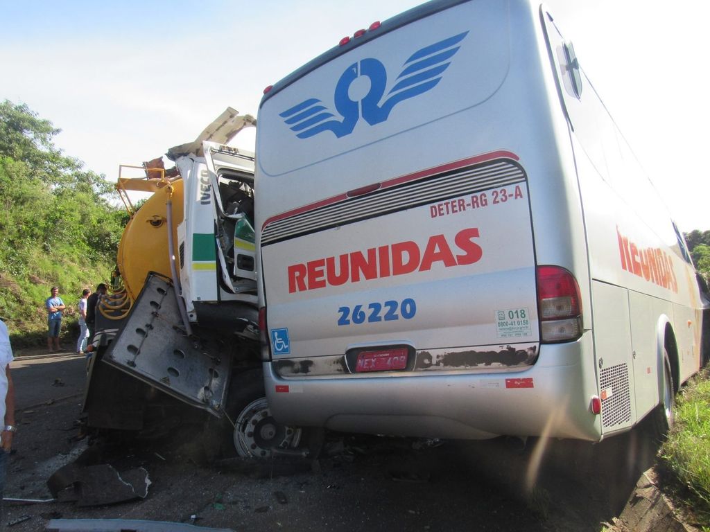 Helicóptero da PM auxiliou no resgate das vítimas do acidente na BR-470