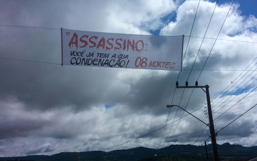 Sinal de protesto: faixa é colocada na rua onde cachorros foram envenenados e mortos em Joaçaba