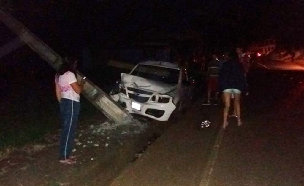 Motorista fica ferido após colidir veículo em poste em Capinzal