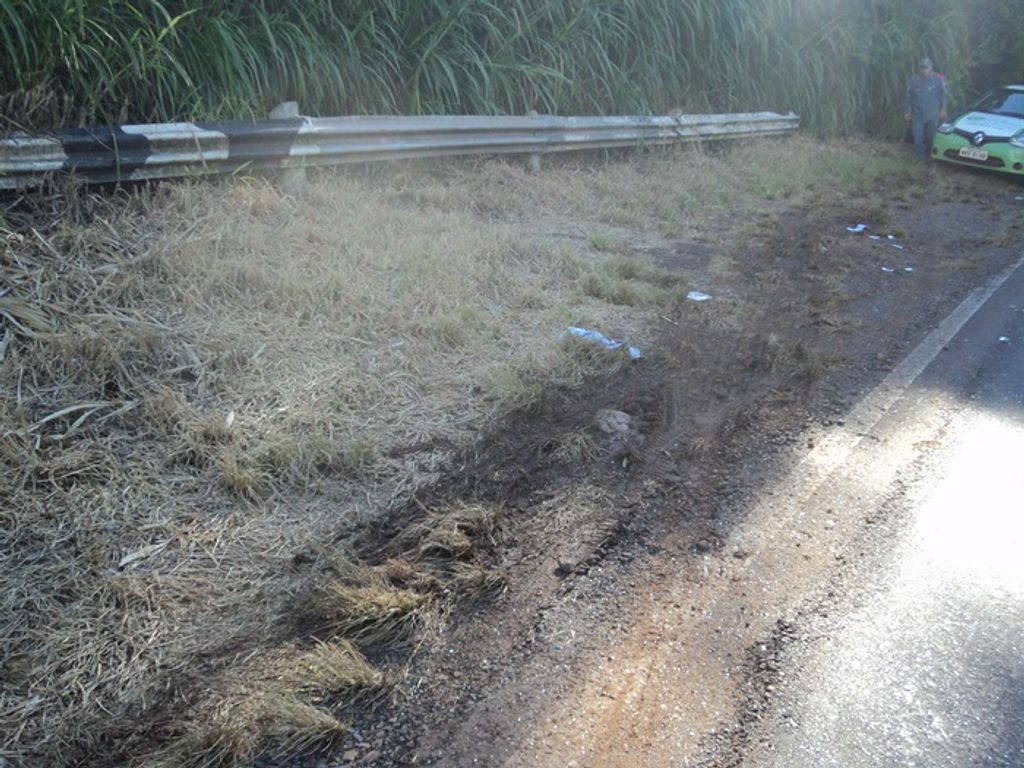 Capotamento de veículo deixa motorista ferido na BR-282 em Herval d´Oeste