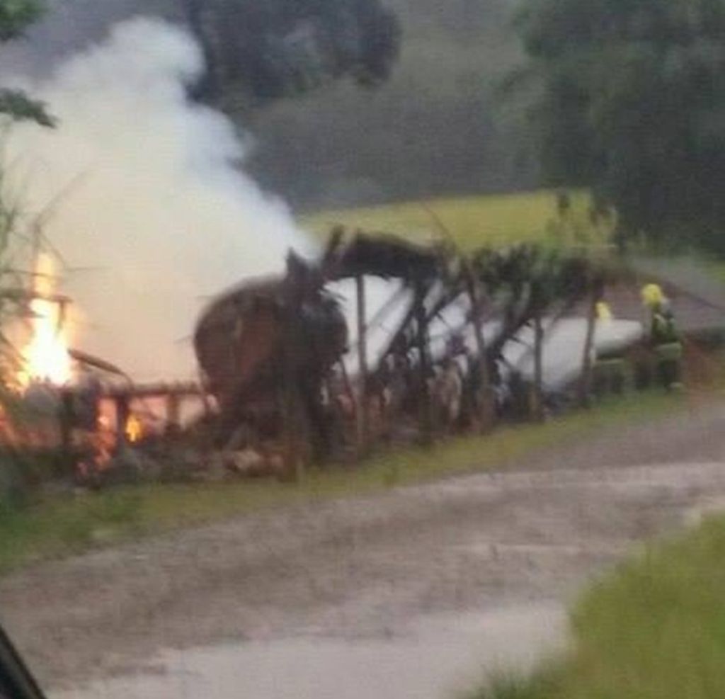 Galpão fica destruído após incendio no interior de Erval Velho