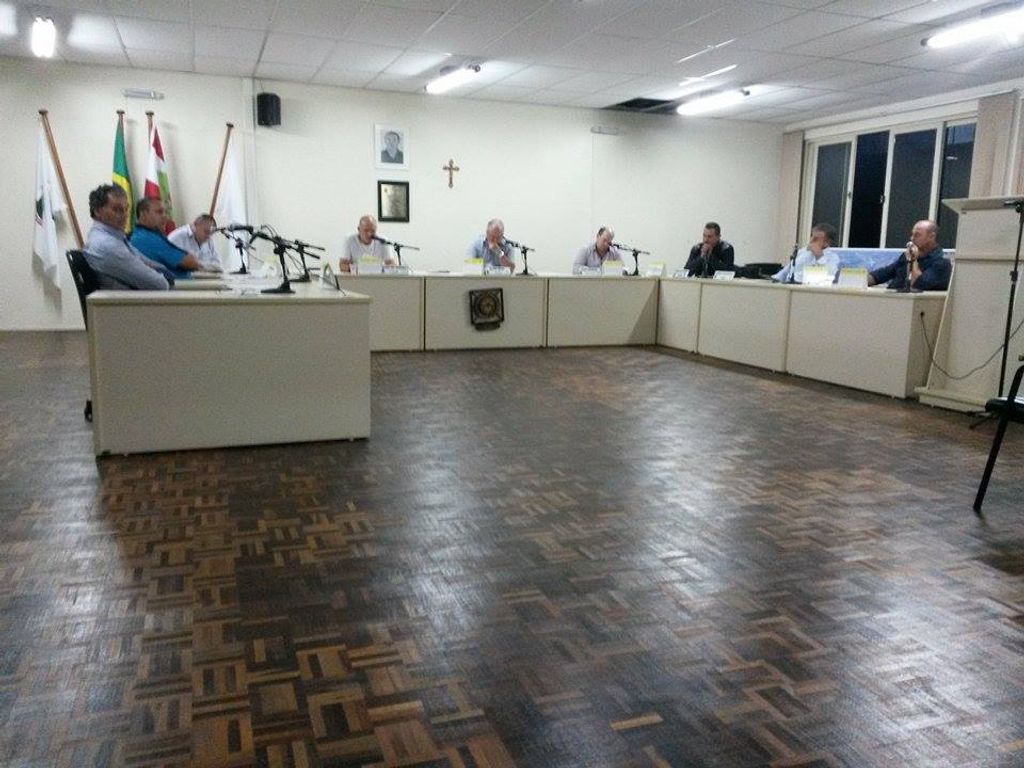 População pressiona e vereadores retiram de pauta projeto que aumentava os próprios salários