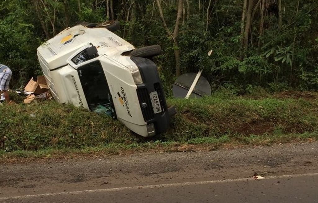 Veículo com dois ocupantes capota na BR-282 em Joaçaba