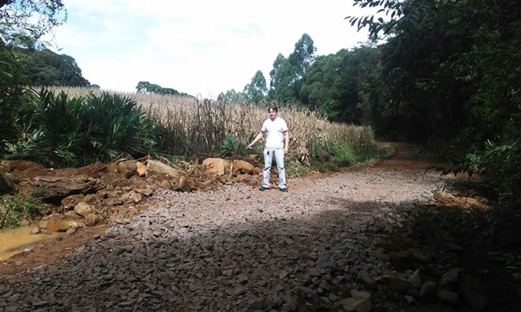 Enxurrada danifica estradas da comunidade de Pato Roxo