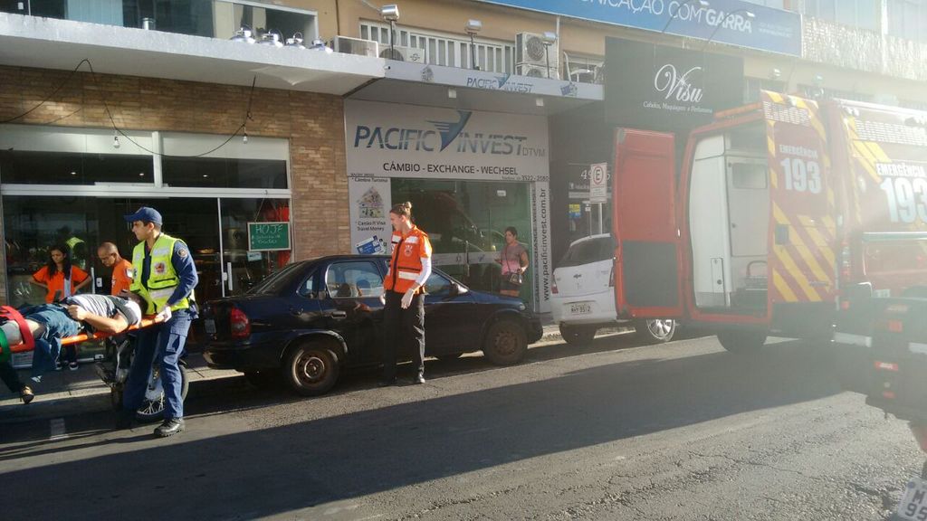Choque entre carro e motocicleta deixa um ferido no Centro de Joaçaba