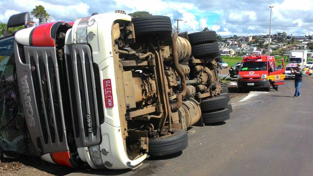 Carreta de Joaçaba tomba na BR-282 em Xaxim e atinge outro veículo