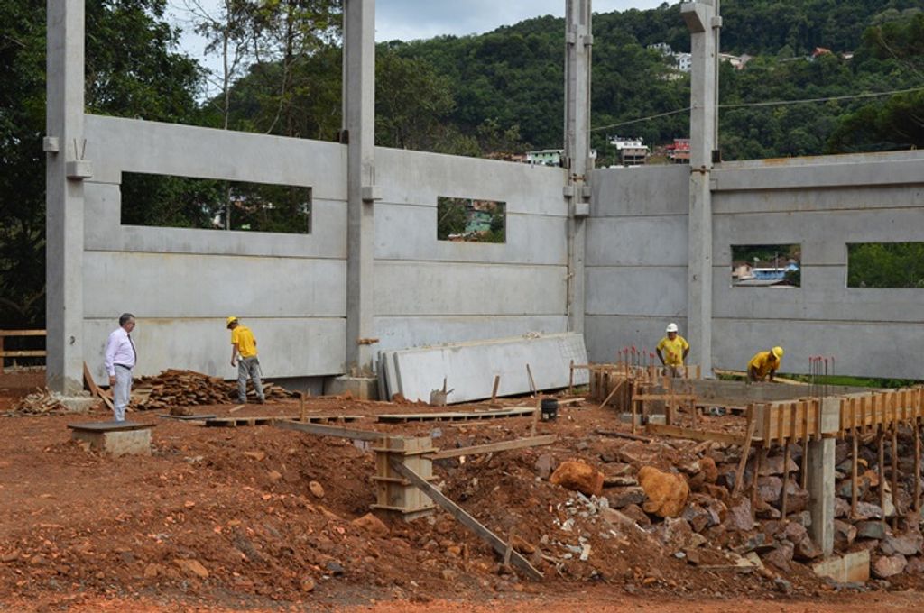 Prefeito interino visita obras em andamento
