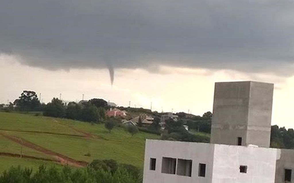Chuva causa alagamentos e nuvem funil assusta moradores de Campos Novos