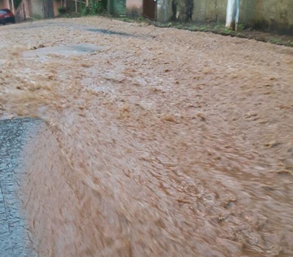 Rua que fica quase no Centro de Joaçaba se transforma em rio a cada chuva forte