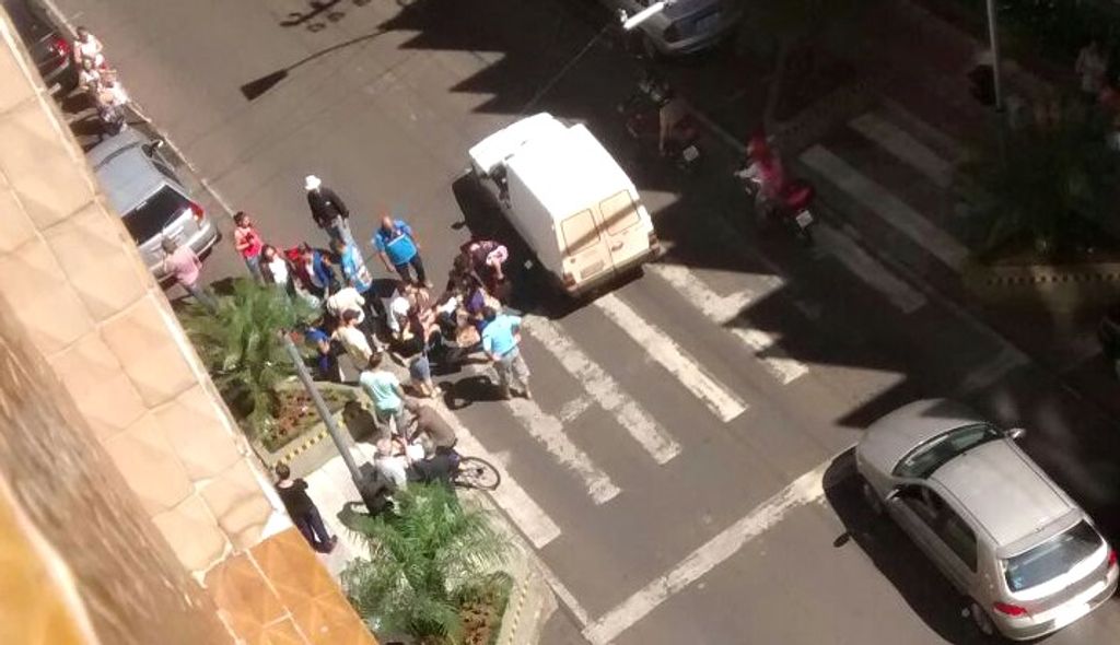 Pedestre é atropelado na faixa na Rua Sete de Setembro