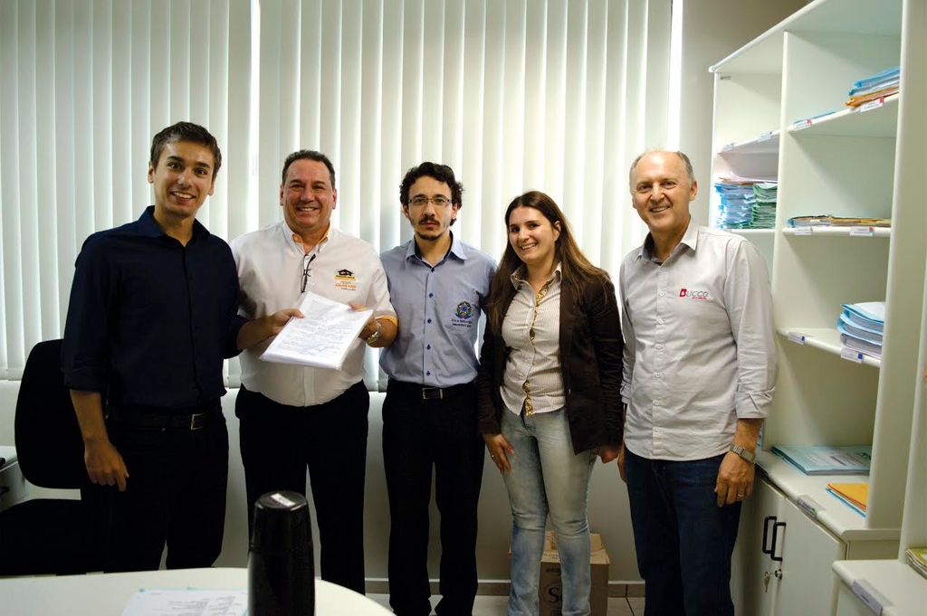 Promotor recebe documento contendo 868 assinaturas em apoio a projeto de combate a corrupção