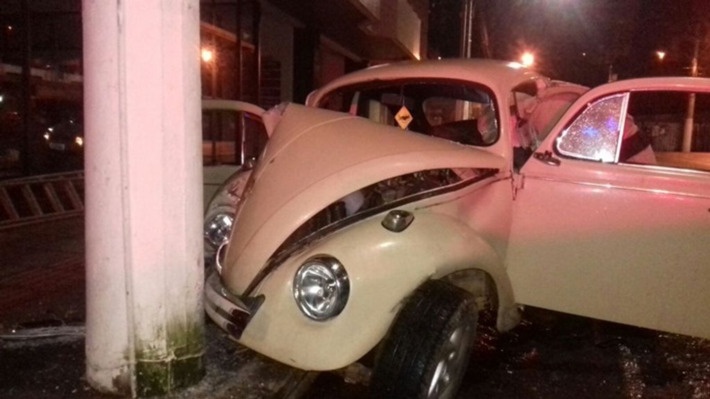Veículo bate em poste na Avenida XV de Novembro