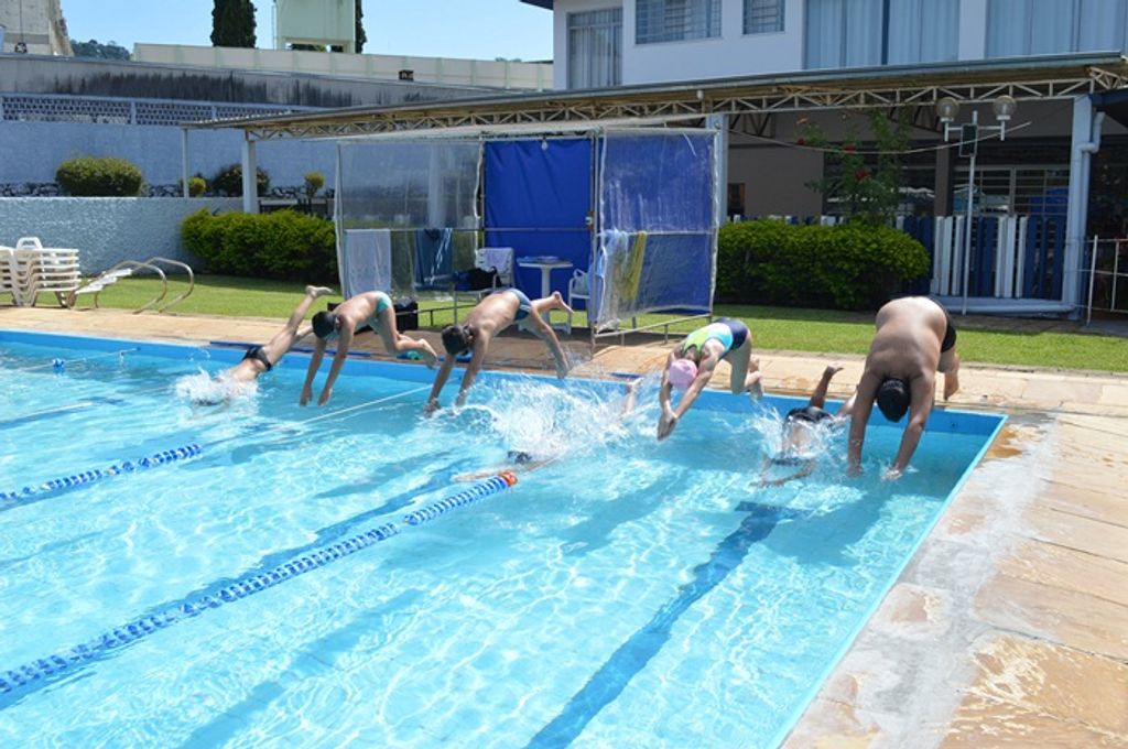 Escolinha de natação de Joaçaba conta com mais de 100 alunos