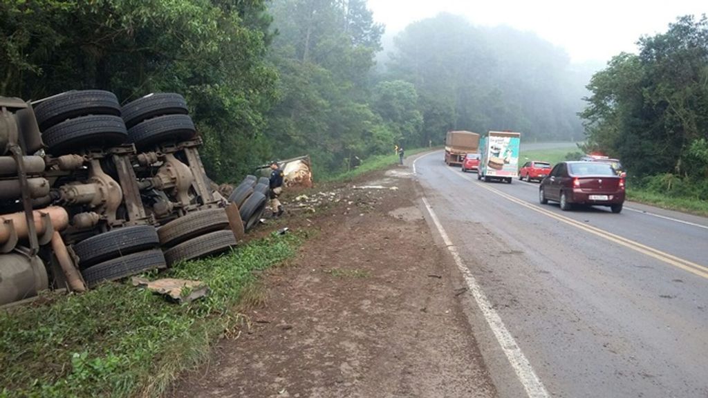 Carreta tomba na BR 282 em Joaçaba