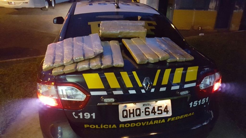 Adolescente é flagrado transportando 23 tabletes de maconha