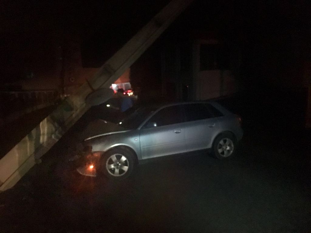 Motorista bate contra poste na Caetano Branco e foge do local