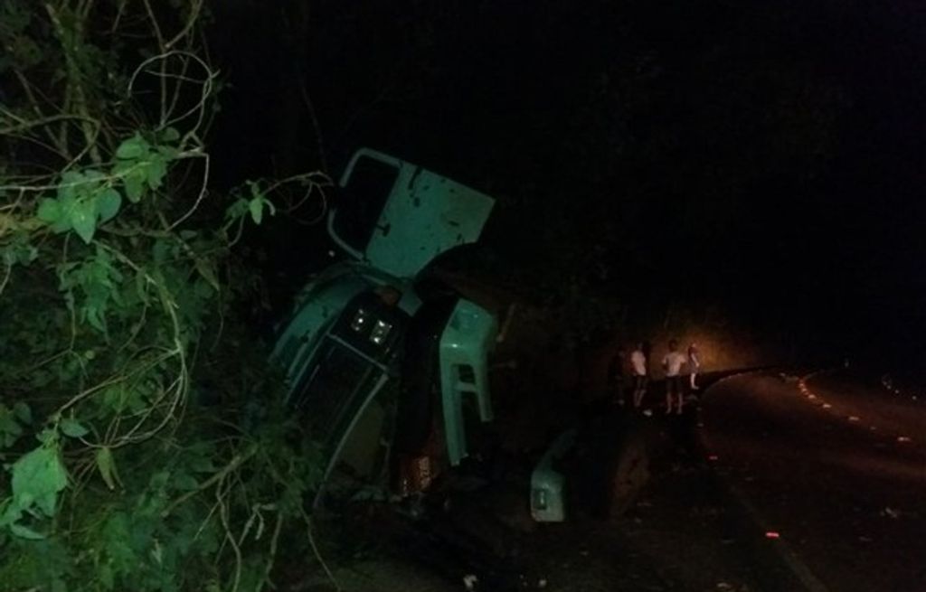 Caminhão tomba na SC 150